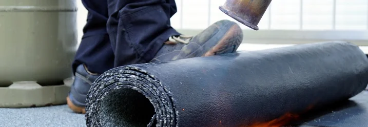 Dachdeckerarbeiten mit Gasbrenner